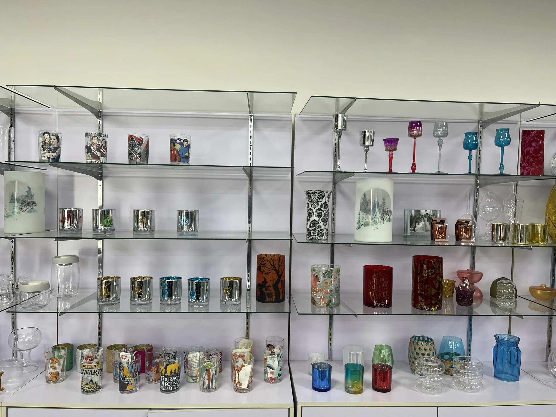Glass candle holders displayed in the SEN MASINE showroom