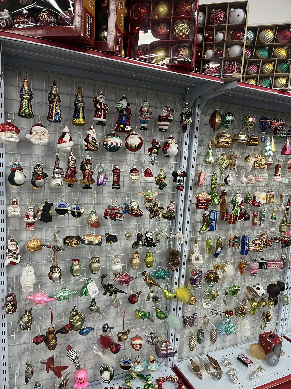 Glass ornaments displayed in the SEN MASINE showroom