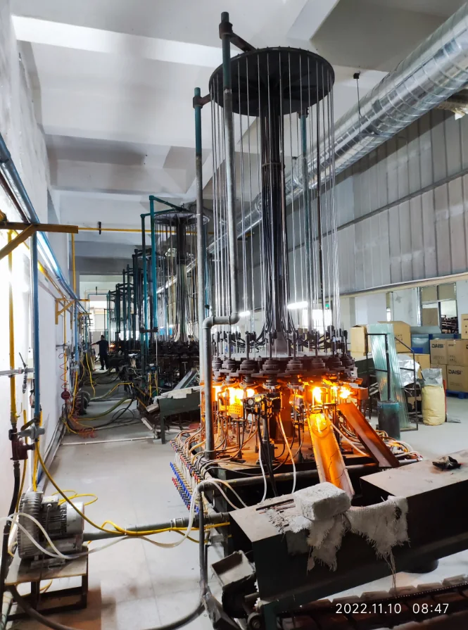 Automatic glass blowing and forming equipment