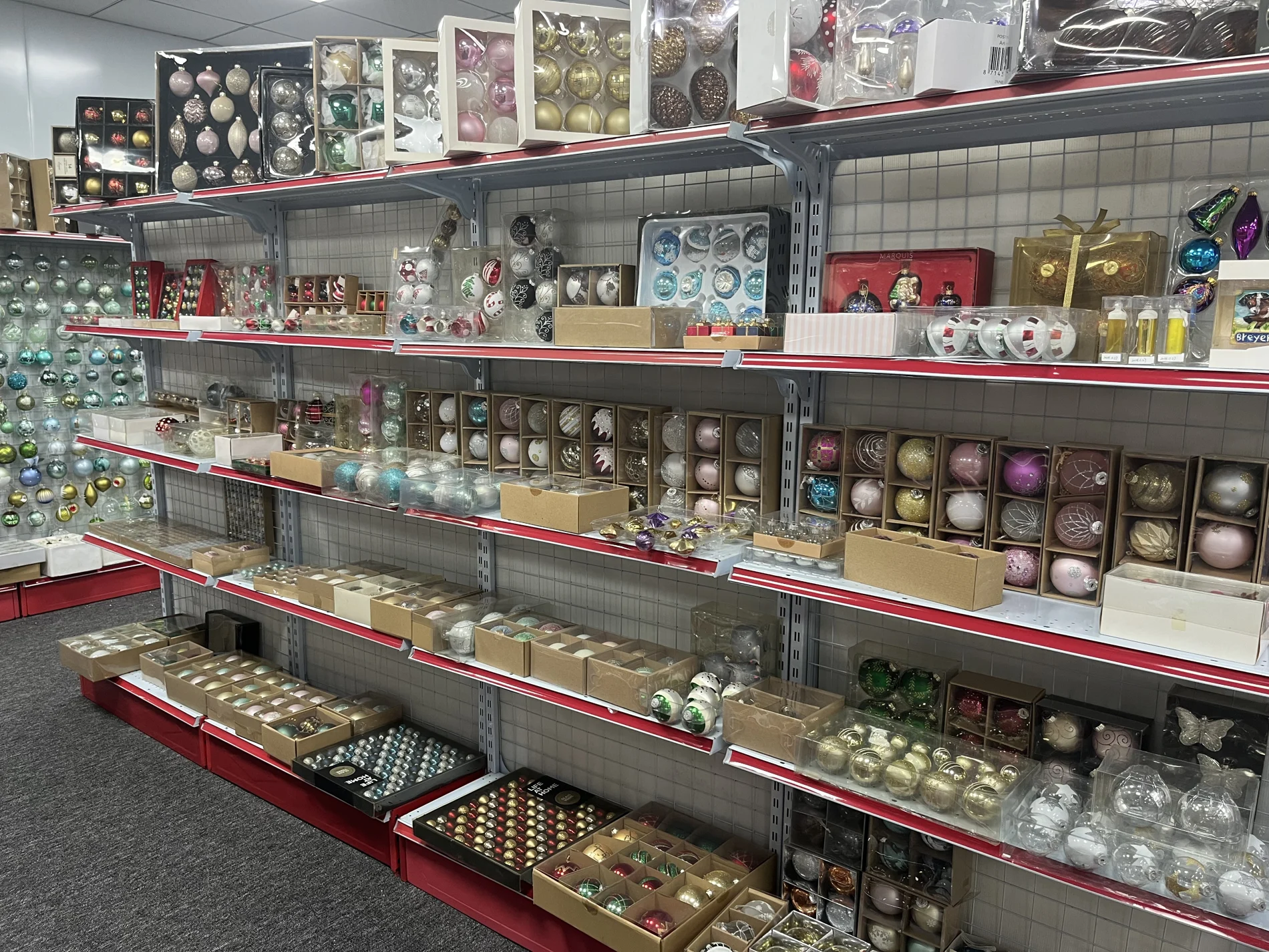Glass decoration shelves in the SEN MASINE showroom