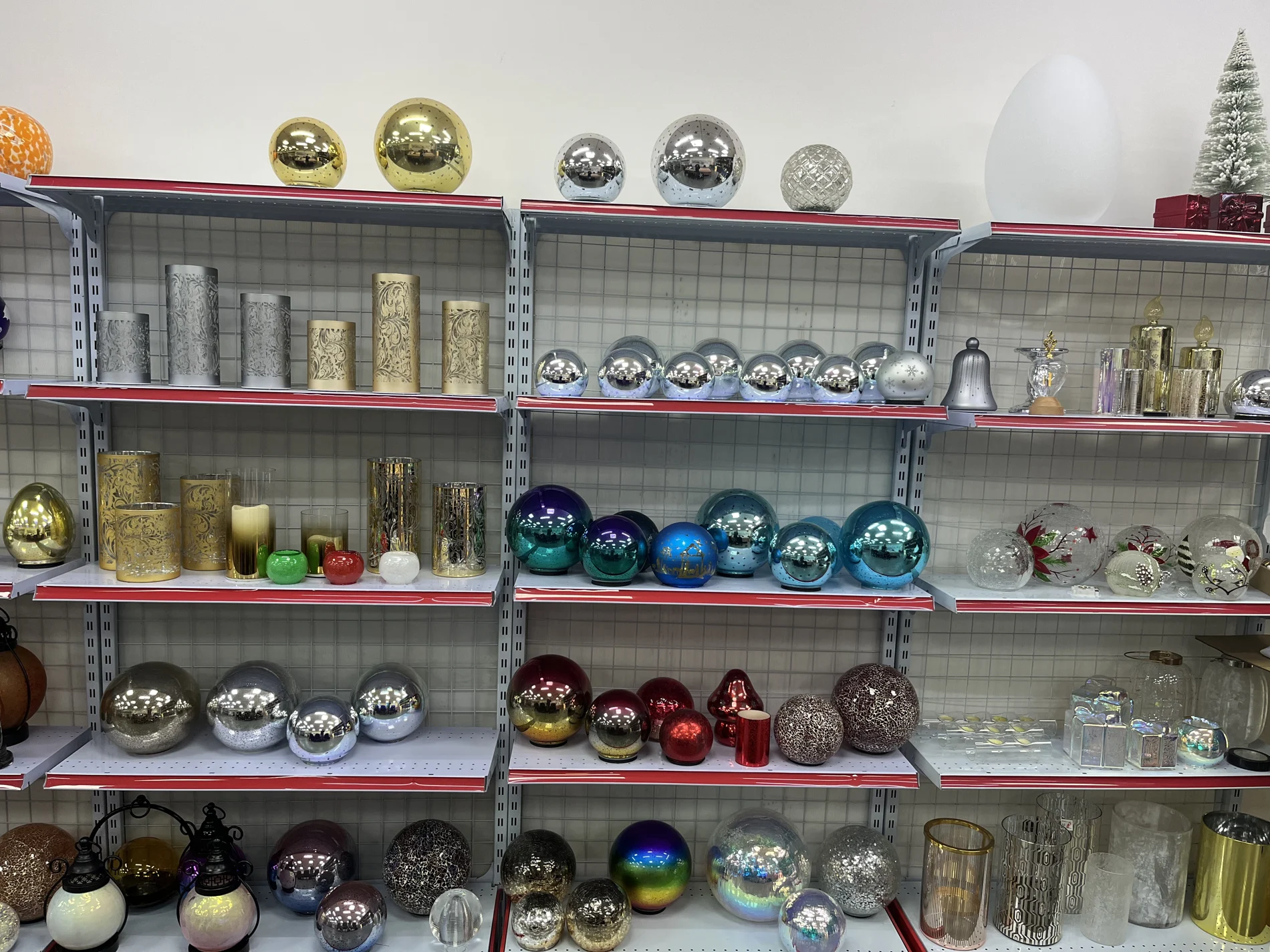 Glass tabletop decor displayed in the SEN MASINE showroom